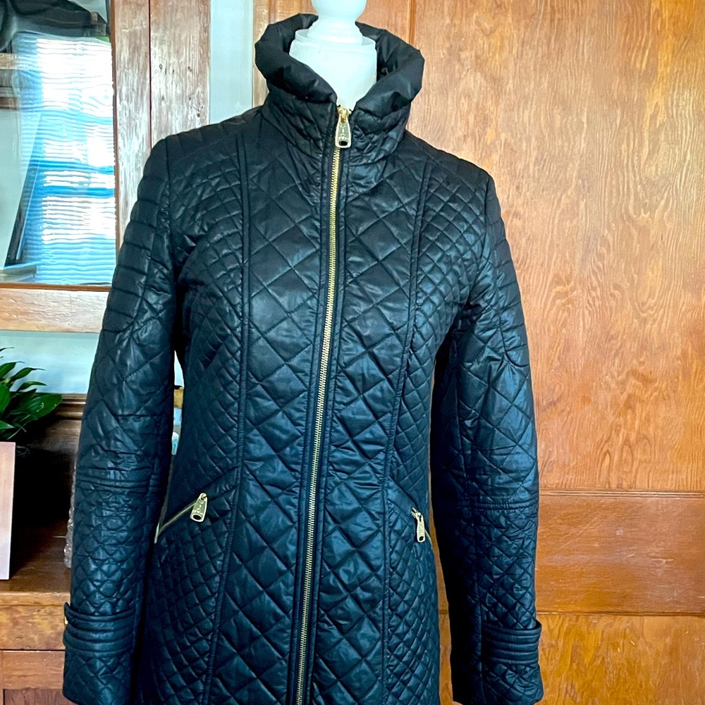 Like new women Winter coat. Worn twice. Mid length and light weight. Excellent!